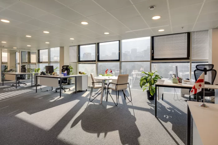 ერგონომიული საოფისე სავარძლები და სამუშაო მაგიდის დიზაინი