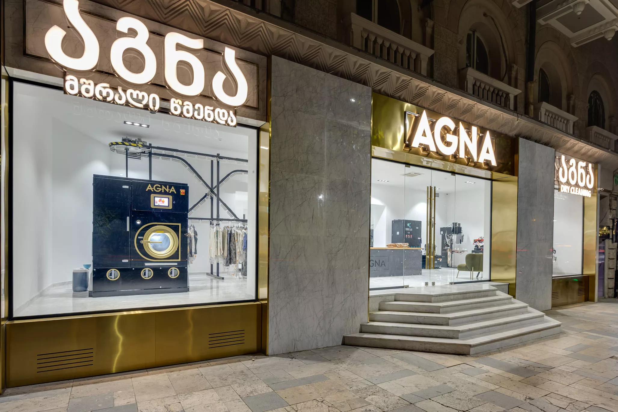 agna-fasadis-dizaini-tbilisi კომერციული ფასადის დიზაინი და ოქროსფერი ვიტრინა