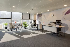 ნათელი სამუშაო სივრცე ბუნებრივი განათებით და დიდი ვიტრაჟებით