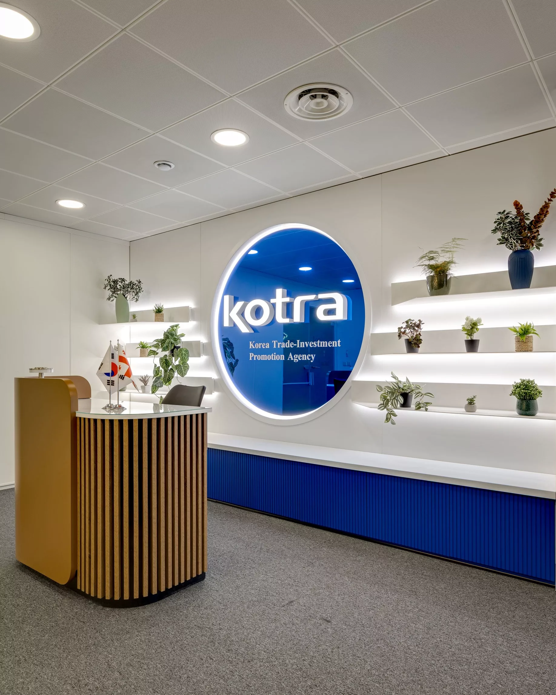 kotra-ofisis-misagebi-dizaini KOTRA-ს ოფისის მისაღები ზონის დიზაინი და ბრენდირებული ლოგო