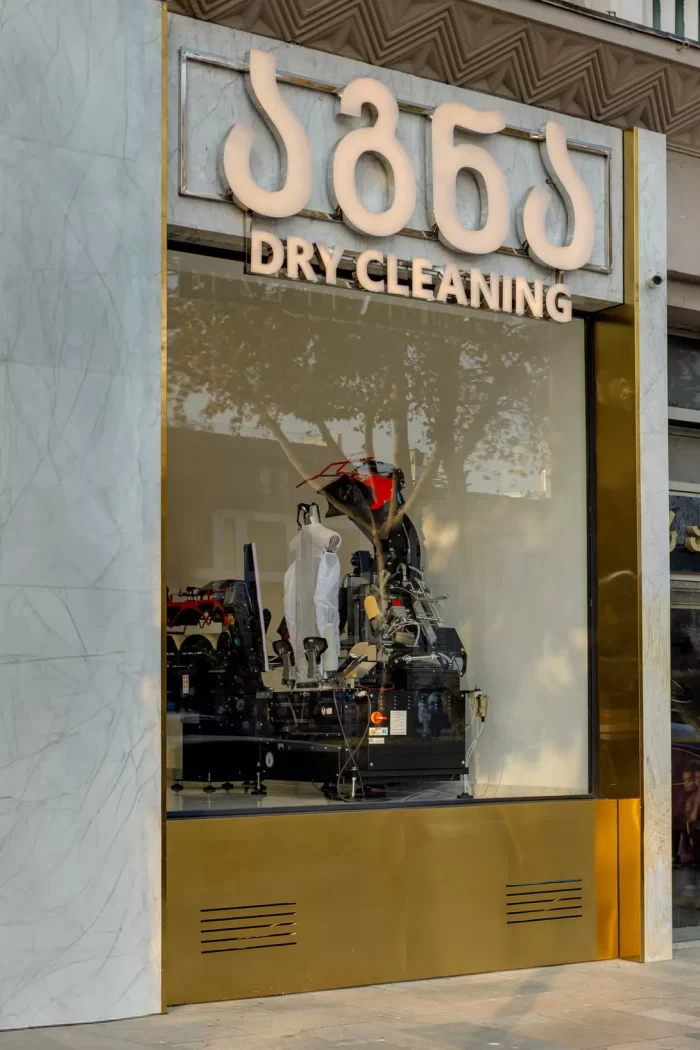 ვიტრინის დიზაინი: ინდუსტრიული დანადგარები და განათება