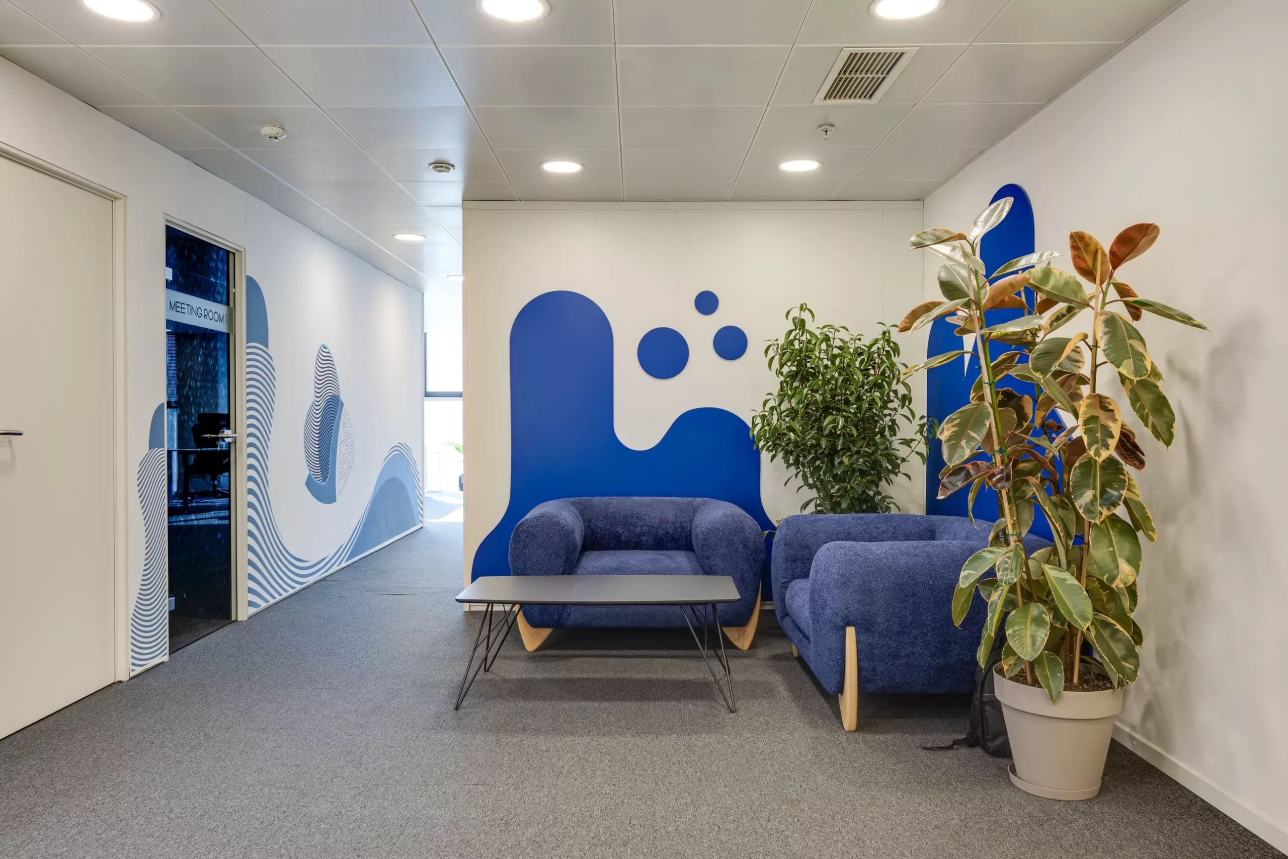 ofisis-mosasvenebeli-zona-lounge ოფისის მოსასვენებელი ზონა , რბილი ავეჯითა და გამწვანებით