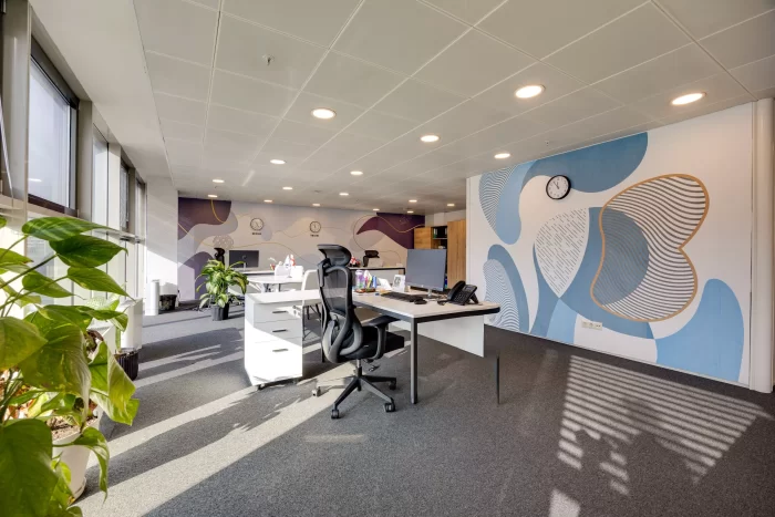 ოფისის ზონირება და ინტერიერის დიზაინი - ხედი დერეფნიდან