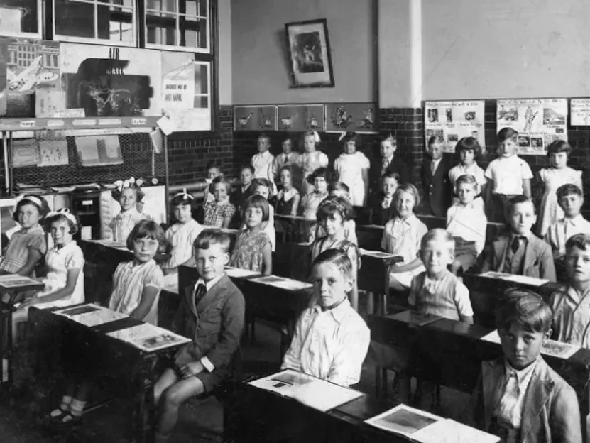 traditional-old-classroom-contrast ტრადიციული სკოლის საკლასო ოთახი მერხების მკაცრი რიგებით (შავ-თეთრი ფოტო)