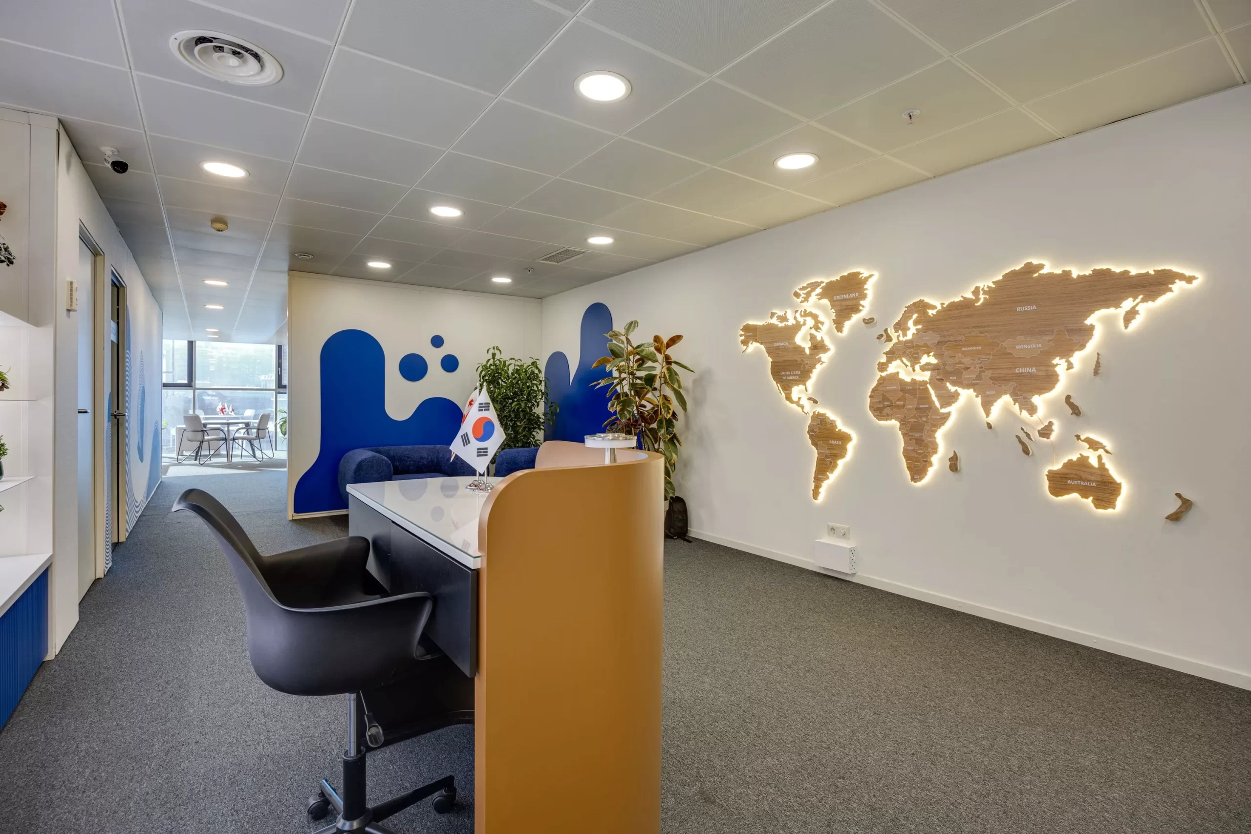 msoflio-ruka-kedlis-dekoracia ხის დეკორატიული მსოფლიო რუკა ოფისის კედელზე განათებით