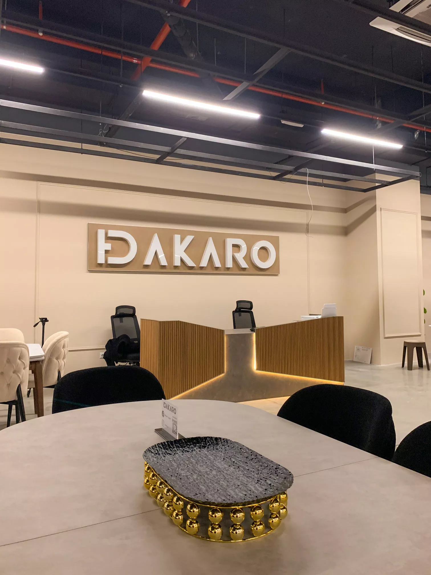 თანამედროვე სტილის მიმღები ზონა (Reception) ხის ფაქტურითა და ფარული LED განათებით ავეჯის მაღაზიაში.