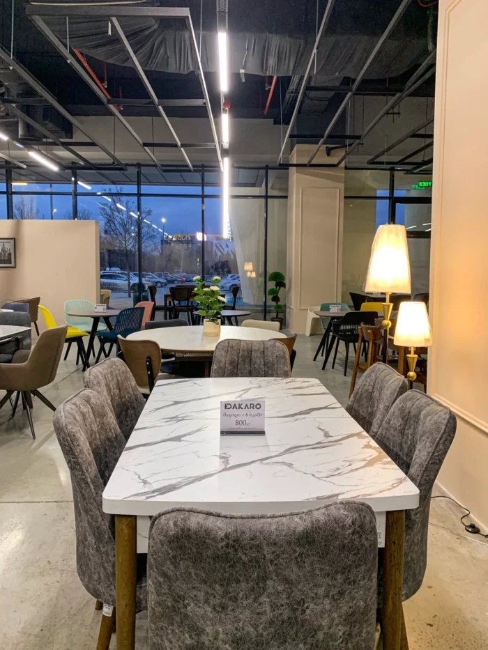 დიდი კომერციული ფართის ღია სივრცის დაგეგმარება და სხვადასხვა ტიპის ავეჯის ზონირება ტიხრების გარეშე.