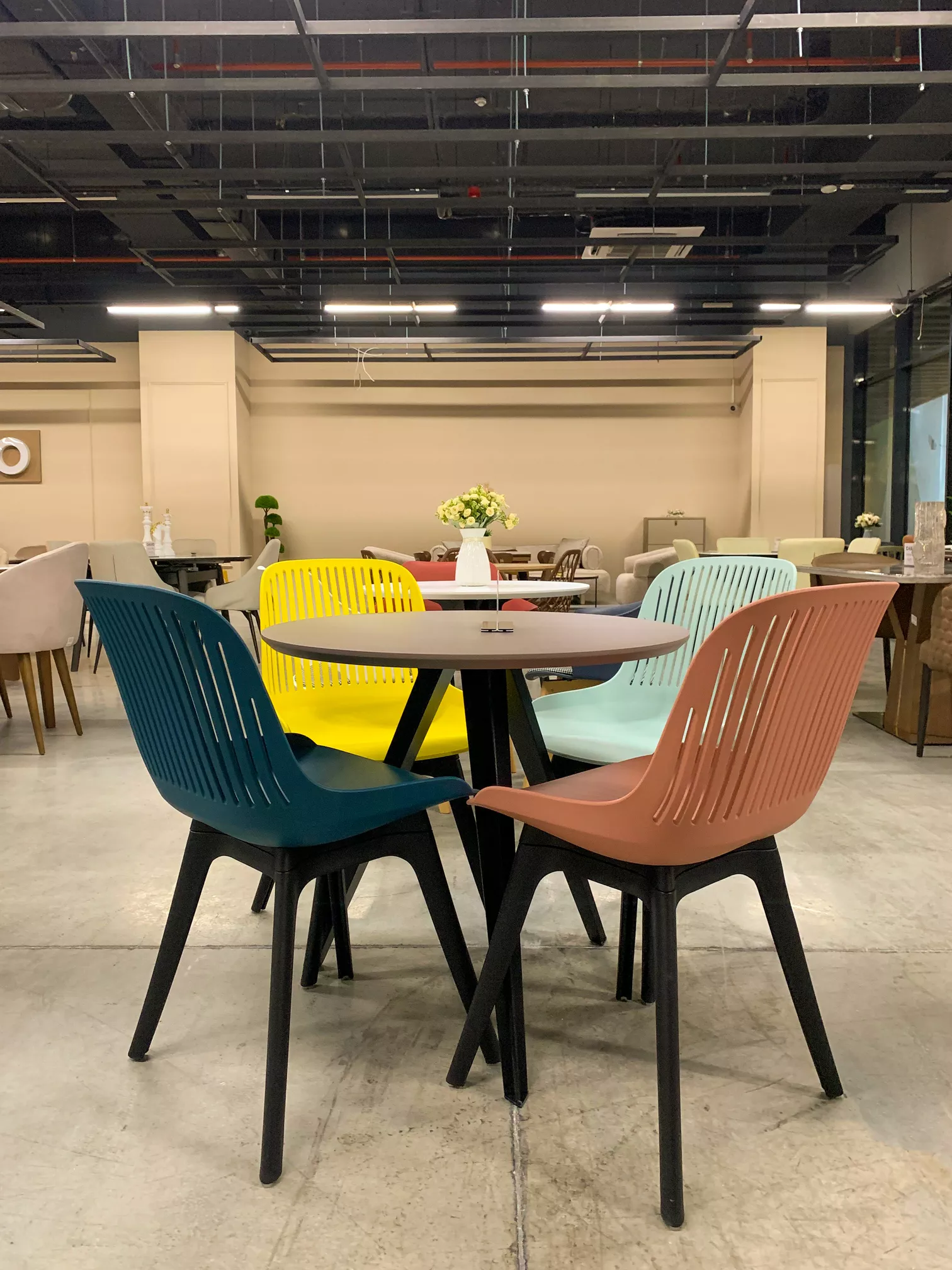 დიდი კომერციული ფართის ღია სივრცის დაგეგმარება და სხვადასხვა ტიპის ავეჯის ზონირება ტიხრების გარეშე.