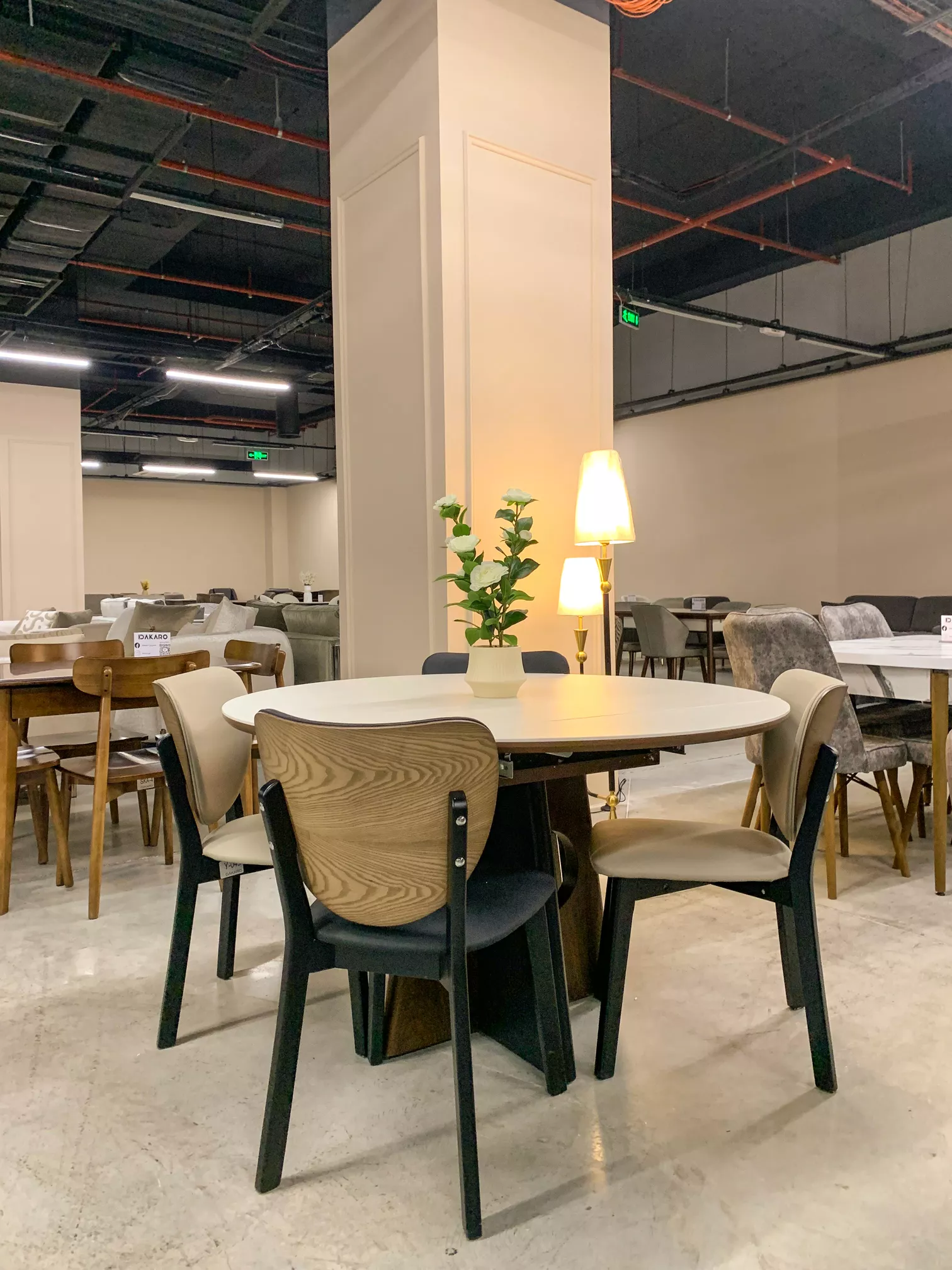 დიდი კომერციული ფართის ღია სივრცის დაგეგმარება და სხვადასხვა ტიპის ავეჯის ზონირება ტიხრების გარეშე.