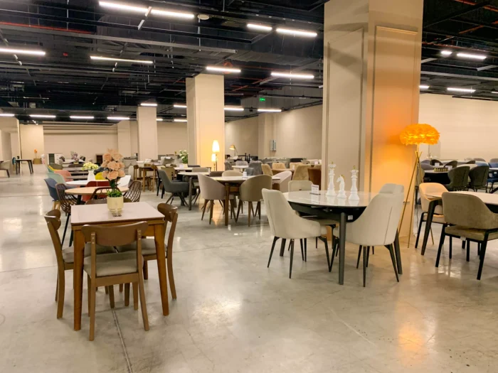 დიდი კომერციული ფართის ღია სივრცის დაგეგმარება და სხვადასხვა ტიპის ავეჯის ზონირება ტიხრების გარეშე.