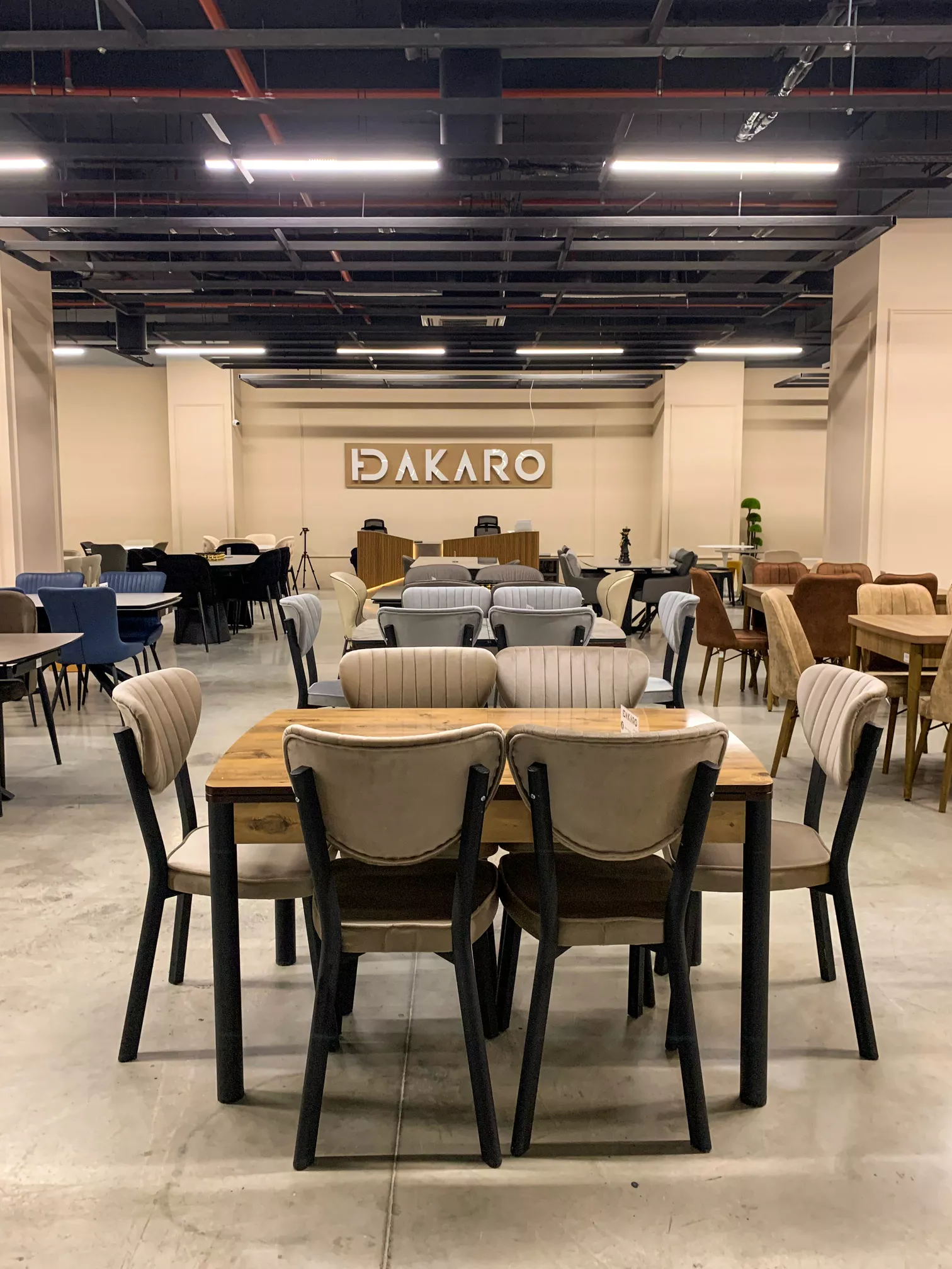 დიდი კომერციული ფართის ღია სივრცის დაგეგმარება და სხვადასხვა ტიპის ავეჯის ზონირება ტიხრების გარეშე.