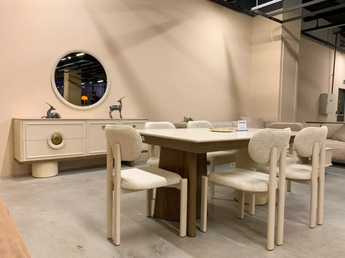 კედლის დეკორი, მრგვალი სარკე და ავეჯის კომპოზიცია თანამედროვე შოურუმის ინტერიერში.