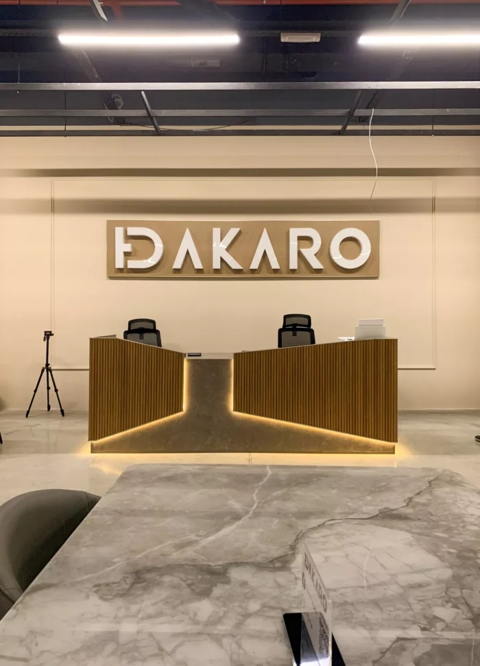 თანამედროვე სტილის მიმღები ზონა (Reception) ხის ფაქტურითა და ფარული LED განათებით ავეჯის მაღაზიაში.